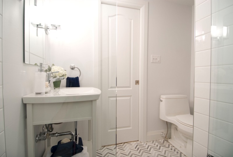 8 Ways To Make A Small Bathroom Look Bigger, What Size Tile Looks Best In Small Bathroom