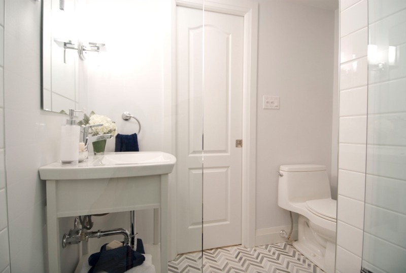 How to make a small bathroom seem bigger