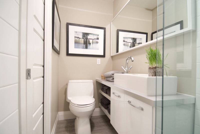 8 Ways To Make A Small Bathroom Look Bigger, What Color Tile Makes A Small Bathroom Look Bigger